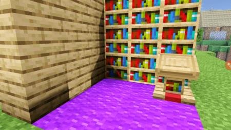Двери, замаскированная под деревянную стену и фиолетовый ковёр