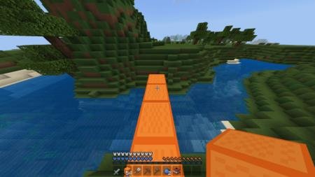 Игрок на небольшом оранжевом мосту, построенном перед собой