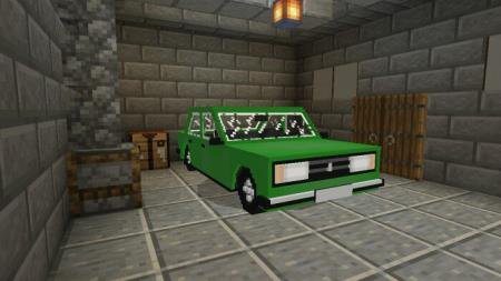 Зелёная расцветка машины ВАЗ 2105 в гараже