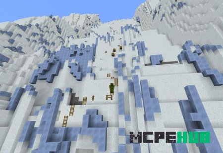 Игрок взбирается по лестницам на гору Эверест в мире Майнкрафт
