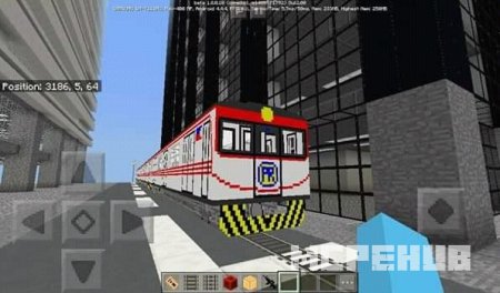 Филлипинский поезд едет по рельсам в городе