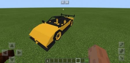 Жёлтый спортивный автомобиль Пагани Зонда