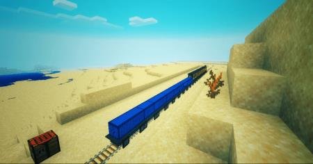 Вид на синие вагоны идущего по пустыне поезда