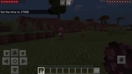 Деревенский житель убегает от игрока, превратившегося в зомби