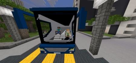 Алекс везёт Стива на синем элегантном автобусе по городу