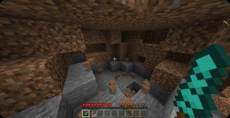 Игрок разрушил множество блоков в пещере, используя алмазный бур