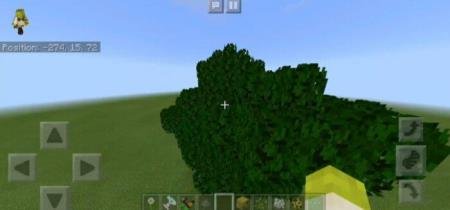 Игрок рядом с объёмными листьями одного из деревьев