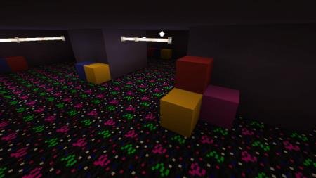 Цветные блоки и красочные полы в одном из помещений карты