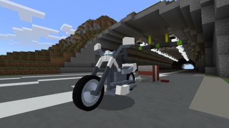 Крутой байкерский мотоцикл CYBOX Q12S на трассе