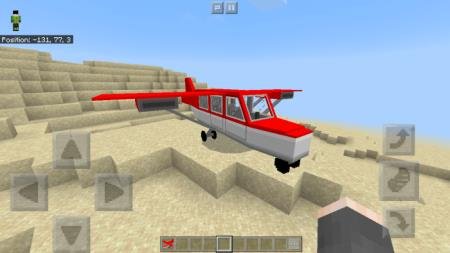 Красный самолет в пустыне