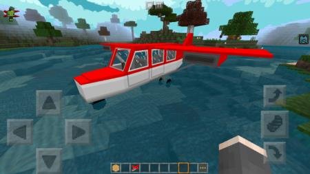 Красный самолет в воде