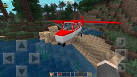 Красный самолёт чуть не упал в реку