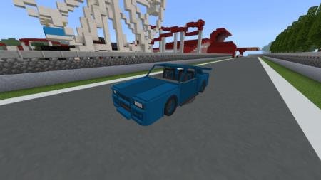Синий Nissan Skyline ГТР на гоночной трассе