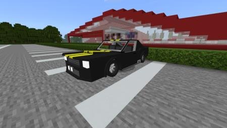 Черный Форд Шелби ГТ500 с жёлтыми полосками