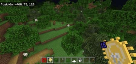 Игрок осветил ночной лес с помощью предмета в руках