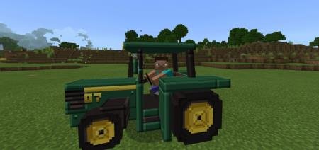 Вид на игрока, сидящего в салоне трактора, сбоку