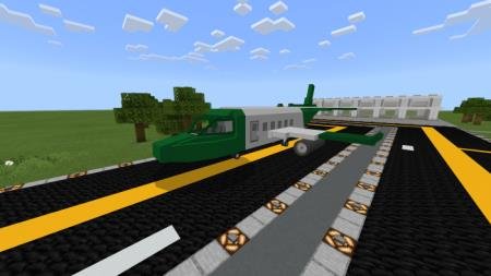Большой зелёный самолёт на взлётной полосе