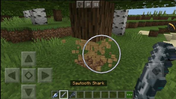 Игрок использует акулу-пилу для рубки дерева