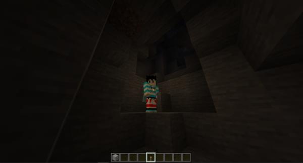 Игрок с факелом в руках освещает пещеру вокруг себя