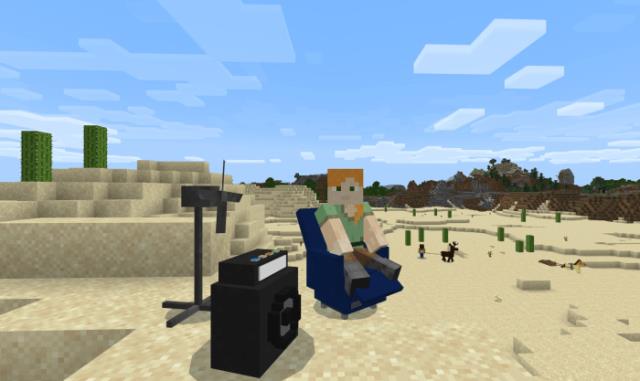 Игрок сидит на диване в пустыне и радуется, что у него есть вентилятор