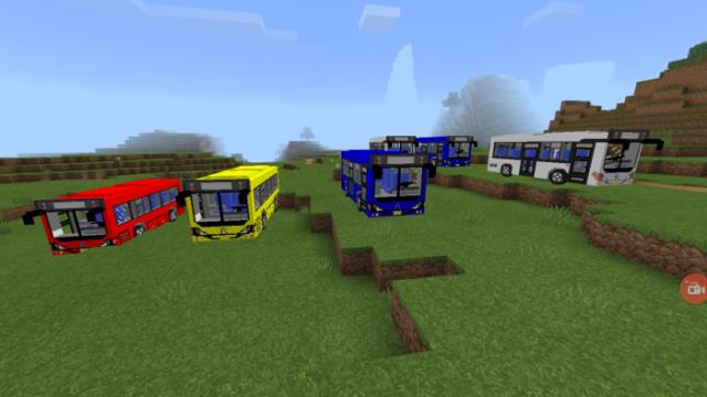 Разноцветные автобусы на поле