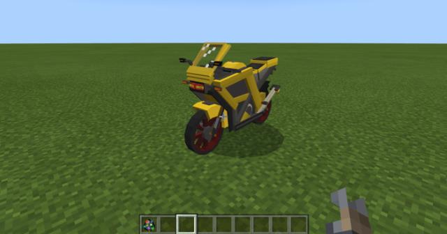 Желтый мотоцикл на траве