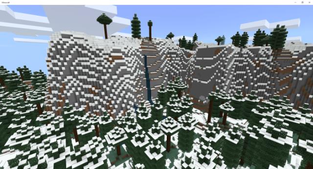 Снежная тайга с горами и снегом на деревьях