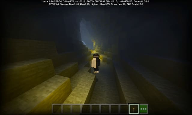 Одинокий игрок в пещере