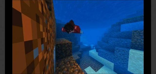 Игрок плавает в воде