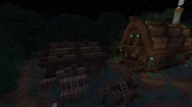 Деревянный домик с железными путями в ночи