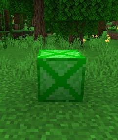 Зеленый ящик с предметами