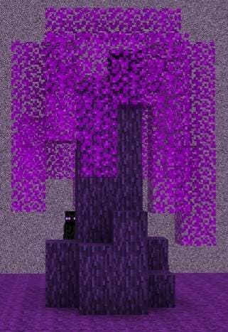 Массивное дерево с пурпурными листьями