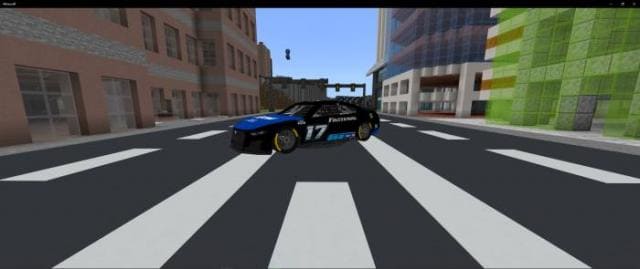Черно-синяя машина на дороге