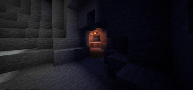 Вход в пещеру, освещённую одним единственным фонарём