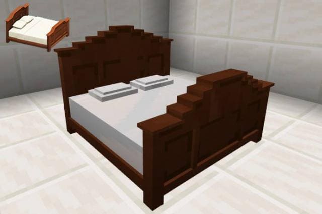 Старинная коричневая кровать