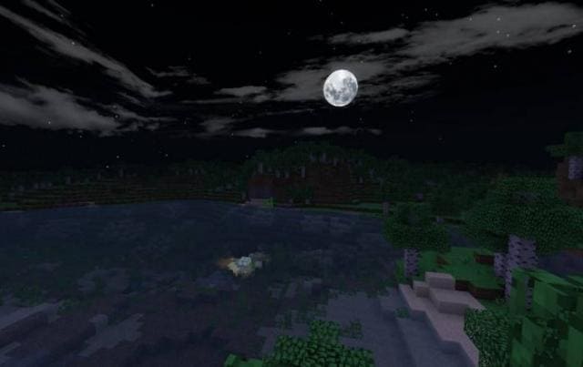 Яркая Луна в темном небе