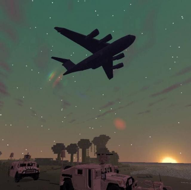 Самолет пролетает над Хаммерами