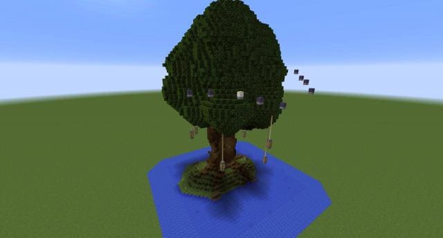 Огромное дерево вид сзади