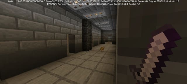 Игрок с мечом в коридоре