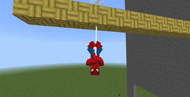 Человек-паук висит на паутине