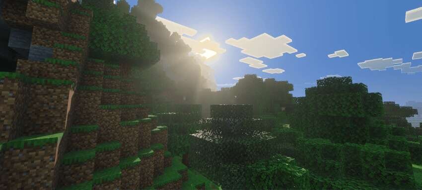 Яркие лучи света на воде