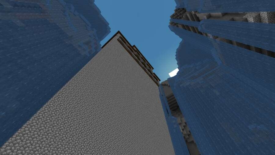 Вид на фундамент особняка с самого низа