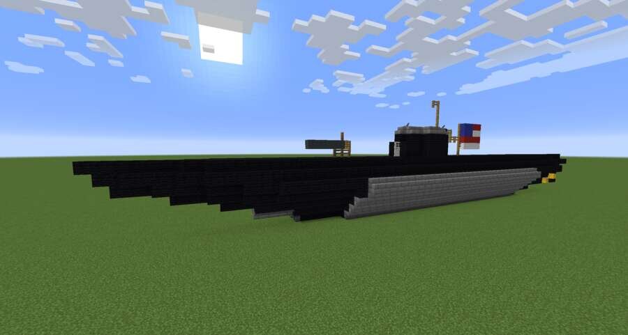 Темная подлодка вид сбоку