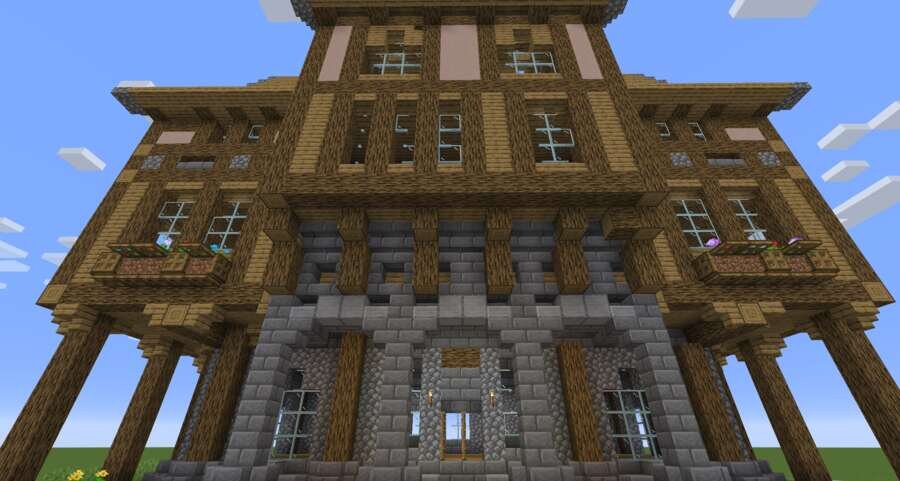 Большой, средневековый особняк вид снизу