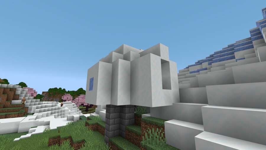 Иглу на фоне снежной горы