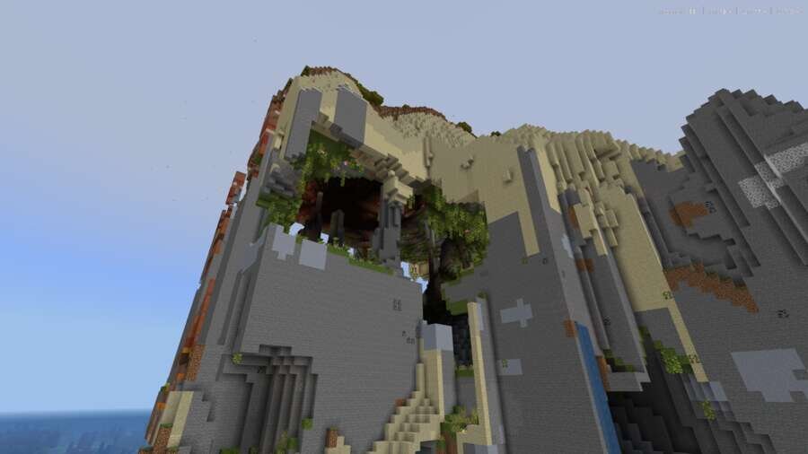 Гора с пещерой на фоне океана вблизи