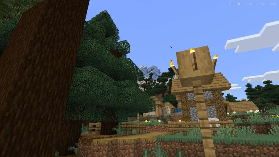 Фонарный столб на фоне небольшого дома и огромных деревьев