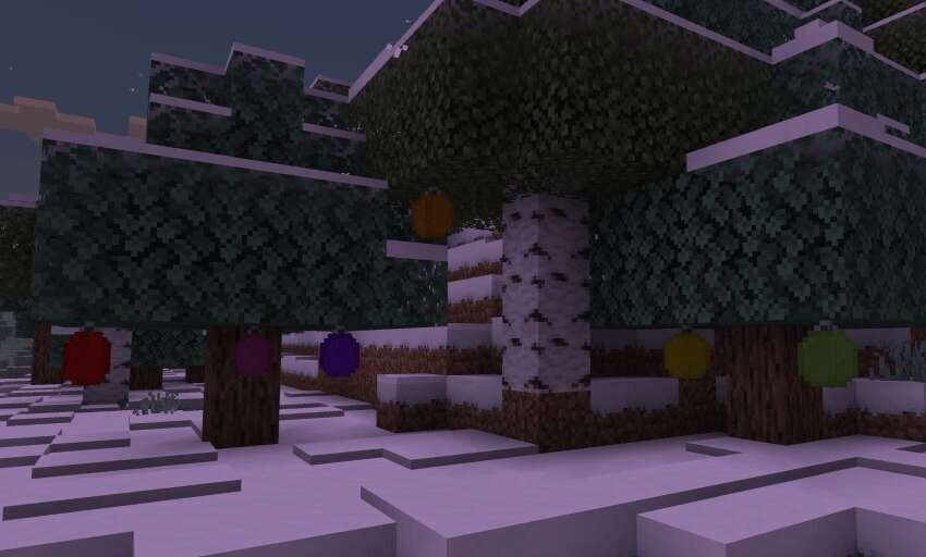 Елочные шары на деревьях