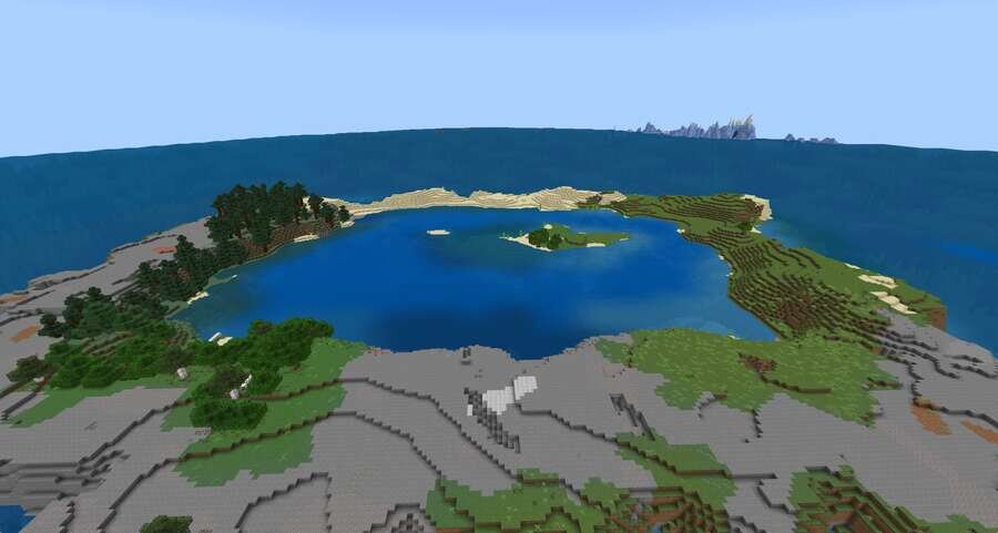 Вид сверху на остров-пончик на фоне воды