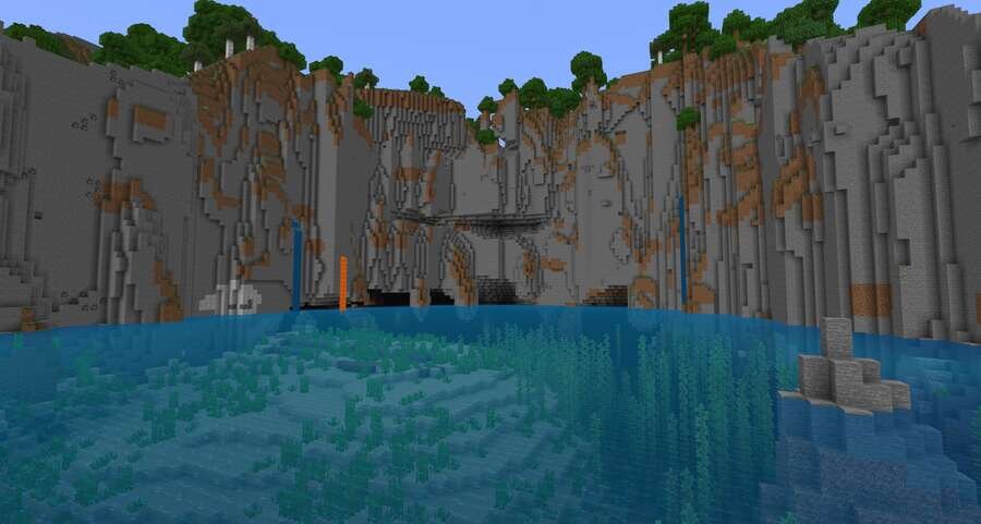 Вид из озера на пещеры посреди гор